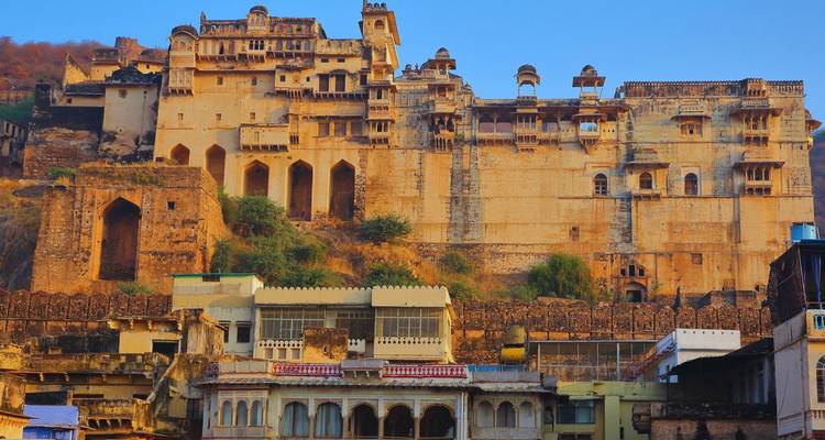 Massief okerkleurig paleisfort complex dat boven de stad Bundi uitrijst in het vroege ochtendlicht.