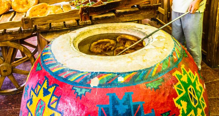 Four tandoor traditionnel aux couleurs vives peint à l'extérieur cuisant le pain lavash arménien