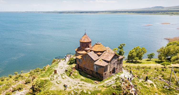 Vue aérienne du monastère de Sevanavank au sommet d'une péninsule entourée par les eaux bleues du lac Sévan