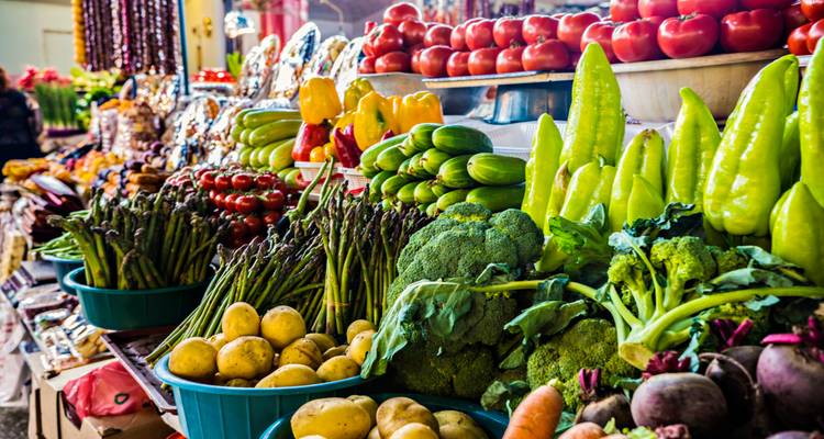 Étalage coloré de légumes frais et de produits agricoles dans un étal de marché arménien