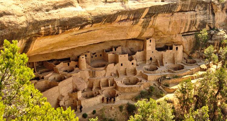Les ruines du Cliff Palace nichées sous un immense surplomb de grès dans le parc national de Mesa Verde.
