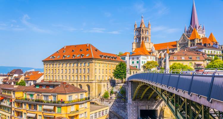 Paysage urbain vibrant de Lausanne avec les flèches de la cathédrale et un pont routier en arc par une journée ensoleillée