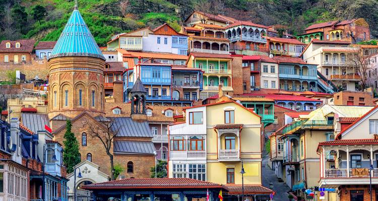 Kleurrijke huizen op de helling en kerktorens van Tbilisi's Oude Stad dicht op elkaar gepakt.