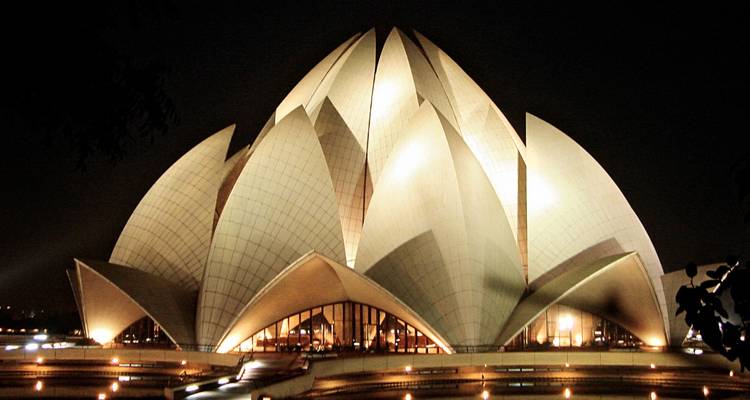 El Templo del Loto brillando contra un cielo nocturno oscuro.