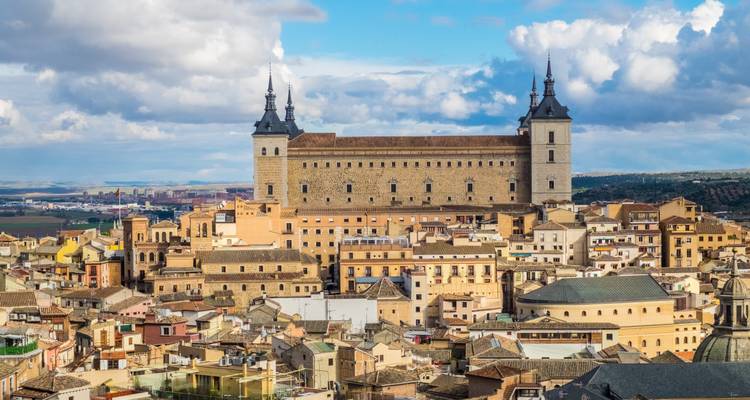 Vista elevada de la histórica fortaleza del Alcázar dominando el horizonte de Toledo.