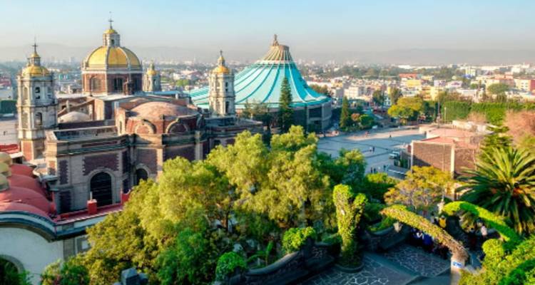 Panoramisch uitzicht op het complex van de Basiliek van Onze-Lieve-Vrouw van Guadalupe en de skyline van Mexico-Stad bij dageraad.