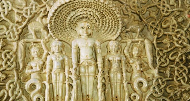 Kunstvolles geschnitztes Marmorpaneel mit Jain-Gottheiten und floralen Motiven im Inneren des Ranakpur-Tempels.