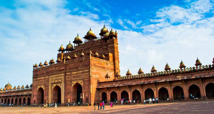 La masiva puerta Buland Darwaza de arenisca roja domina el patio de Fatehpur Sikri.