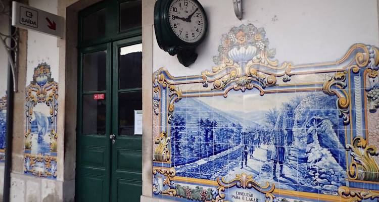 Azulejo-geflieste Fassade und Vintage-Bahnhofsuhr am charmanten Bahnhof Pinhão.
