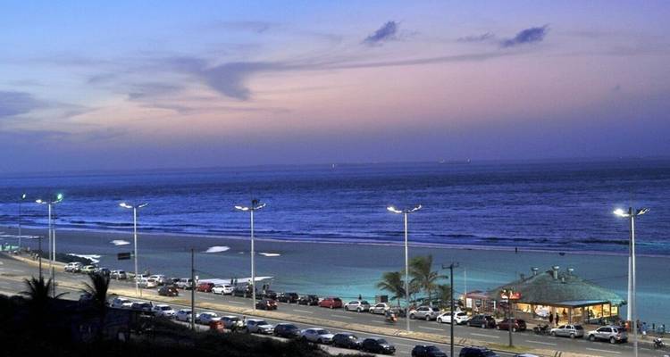 Route côtière et plage au crépuscule avec un ciel aux teintes pastel