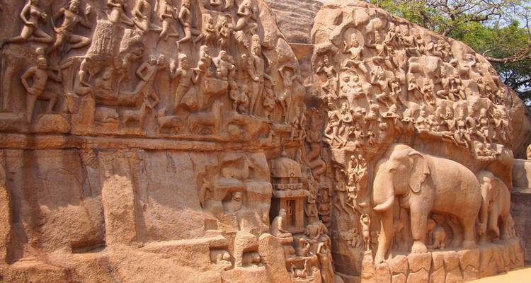 Detailliertes Felsenrelief mit mythologischen Figuren und einem Elefanten, in Granit gemeißelt in Mahabalipuram.