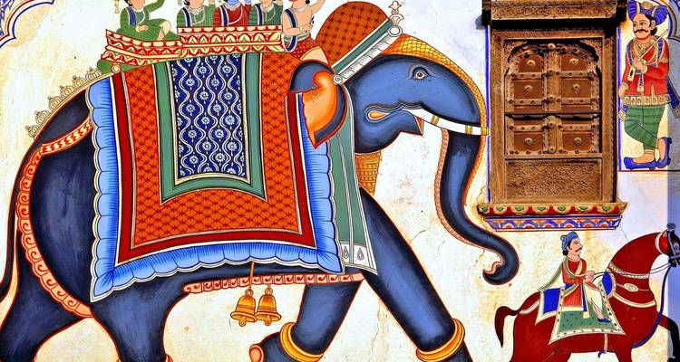 Lebendige rajasthanische Wandmalerei mit einem reich verzierten Elefanten und Reitern