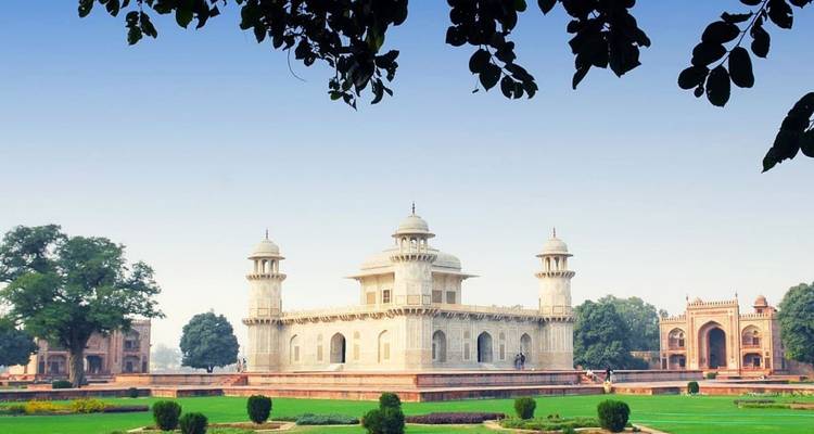 Le mausolée en marbre blanc d'Itimad-ud-Daulah reflète l'élégance moghole au milieu de jardins soignés.