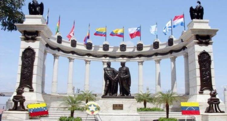 Monumento de mármol semicircular con banderas y estatuas de bronce que honran la unidad histórica.