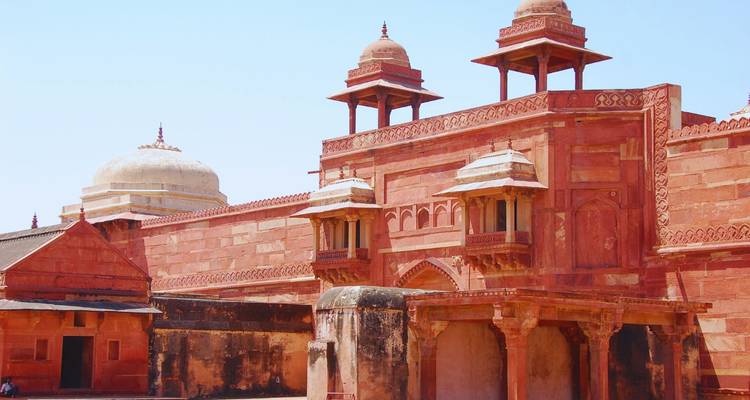 Bâtiments de palais ornés en grès rouge dans le complexe de Fatehpur Sikri sous un ciel dégagé