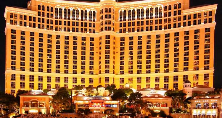 Verlichte gevel van het Bellagio hotel die 's nachts gloeit.
