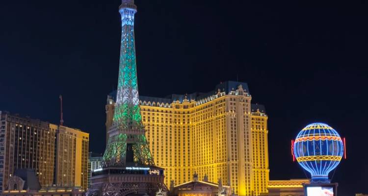 Nachtfoto van het Paris Las Vegas hotel met zijn replica Eiffeltoren die helder verlicht is.
