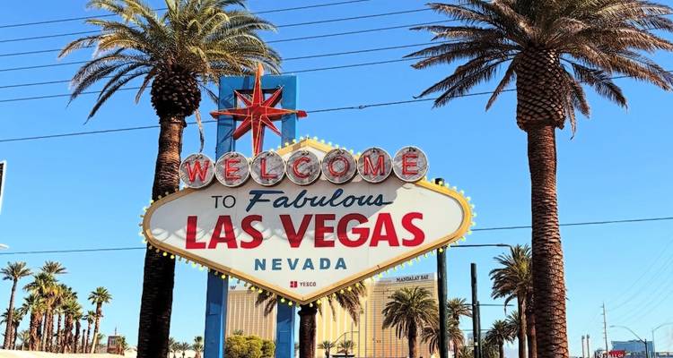 Iconic 'Welcome to Fabulous Las Vegas' bord met palmbomen op een prachtige zonnige dag.