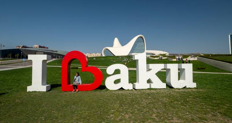 Gran instalación "I ❤️ Baku" con el moderno Centro Heydar Aliyev curvándose de fondo.