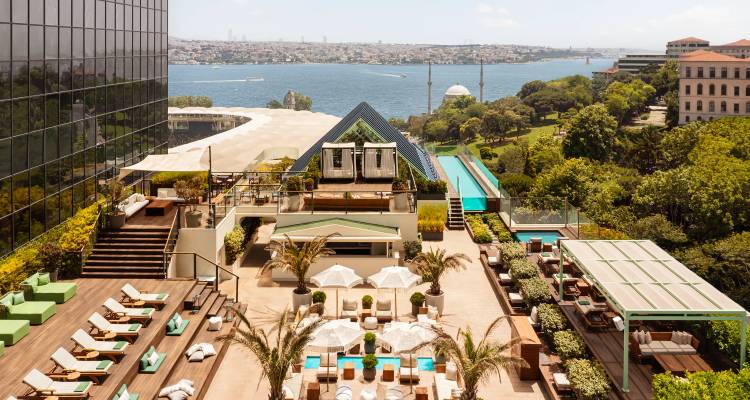 Dachterrasse mit Pool, Liegestühlen und Panoramablick auf den Bosporus an einem sonnigen Tag.