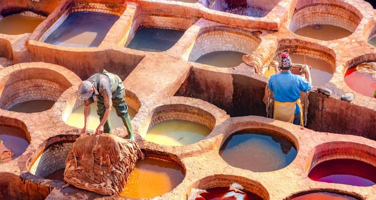 Los trabajadores tratan las pieles en las coloridas cubas circulares de las curtidurías tradicionales de Fez.
