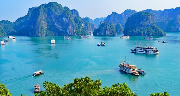 Ikonische Karstinseln und Kreuzfahrtschiffe, die die türkisfarbenen Gewässer der Ha-Long-Bucht sprenkeln