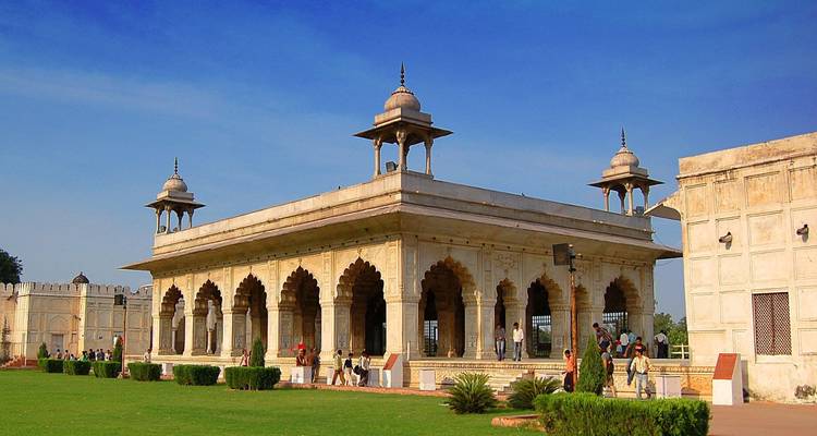 Marmorportal im Diwan-i-Khas-Stil innerhalb des Roten Fort-Komplexes von Delhi auf gepflegtem Rasen.
