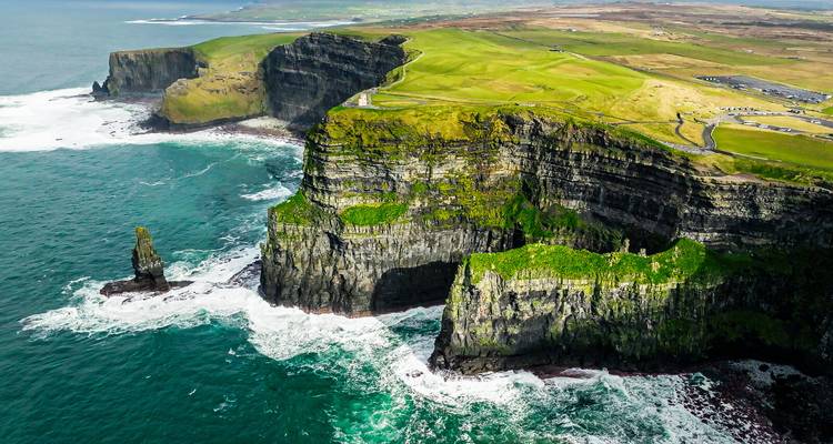 Dramatische Luftaufnahme der Klippen von Moher mit Wellen, die unten aufprallen