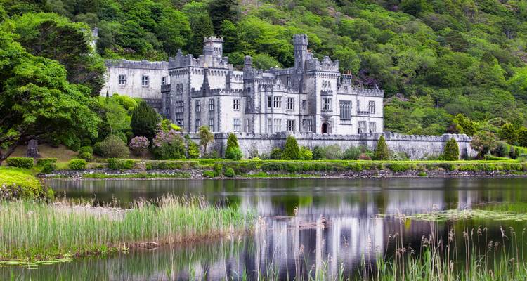 Elegantes Kylemore Abbey spiegelt sich in einem ruhigen Waldensee