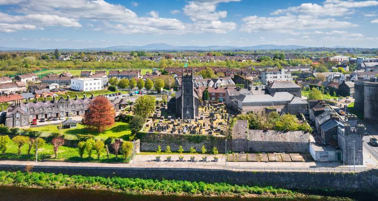 Luftaufnahme der historischen St Mary's Cathedral und des Friedhofs neben dem River Shannon in Limerick