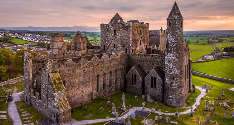 Steinbefestigungen des Rock of Cashel mit Blick auf grüne Feldflur in der Abenddämmerung