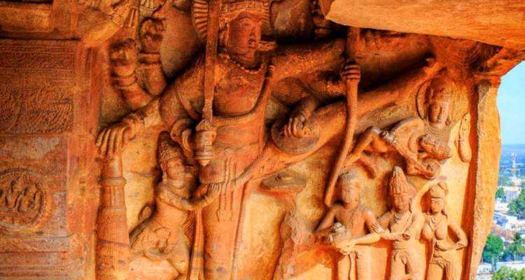 Close-up van ingewikkelde zandsteensnijwerk in de Badami grottempels.