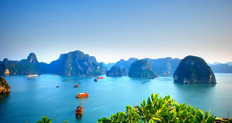 Las icónicas islas de piedra caliza se alzan desde aguas esmeralda en la perfecta Bahía de Halong.