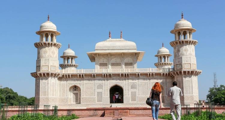 Turistas caminando hacia la tumba de mármol blanco de Itimad-ud-Daulah en Agra