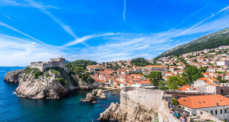Weids kustpanorama van de oude stadsmuren en vestingen van Dubrovnik boven de Adriatische Zee