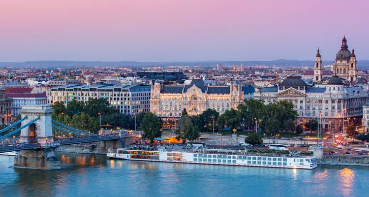 Schemerzicht over de Donau naar de Kettingbrug en de Sint-Stefanusbasiliek van Boedapest