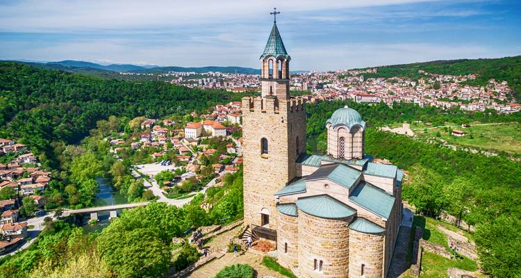 Tsarevets Fort en kerk gelegen op een heuvel met uitzicht op Veliko Tarnovo en een weelderige vallei