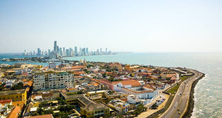 Vue panoramique de l'horizon de Carthagène avec des gratte-ciel modernes s'élevant au-delà du quartier colonial et de l'autoroute côtière.