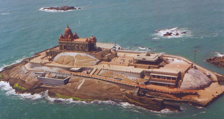 Luchtfoto van het Vivekananda Rock Memorial complex gelegen op een rotsachtig eilandje in een turquoise zee.