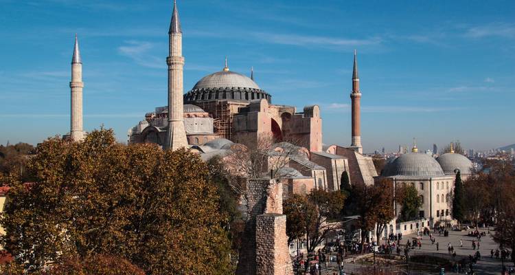 Panorama diurno de Hagia Sophia con minaretes circundantes y árboles otoñales