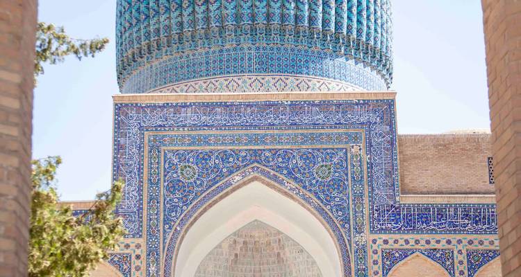 Vue détaillée des carreaux de mosaïque bleu profond et de l'arche d'un monument historique de Samarcande.