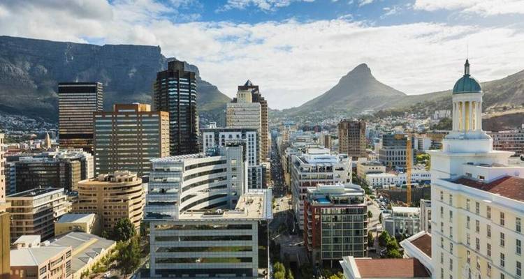 Horizonte del centro de Ciudad del Cabo enmarcado por Table Mountain y Lion's Head bajo un cielo vibrante.