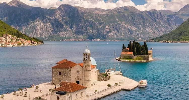 Onze-Lieve-Vrouw van de Rotsen eilandkerk en het eiland Sint-Joris omringd door de fjord-achtige wateren van de baai van Kotor.