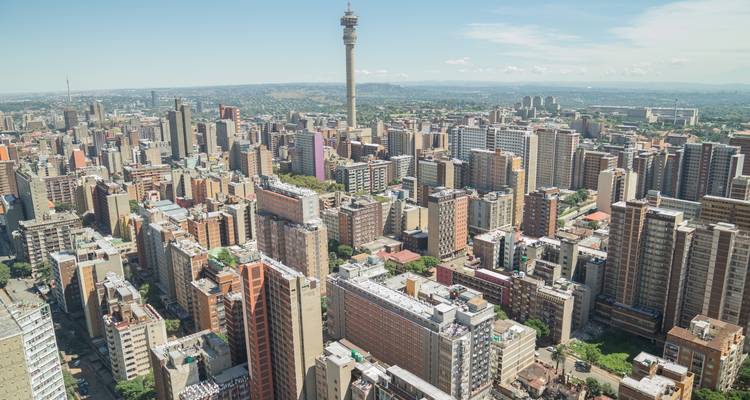 Panorama vanuit vogelperspectief van de dichte skyline van Johannesburg gedomineerd door de iconische Hillbrow Tower.