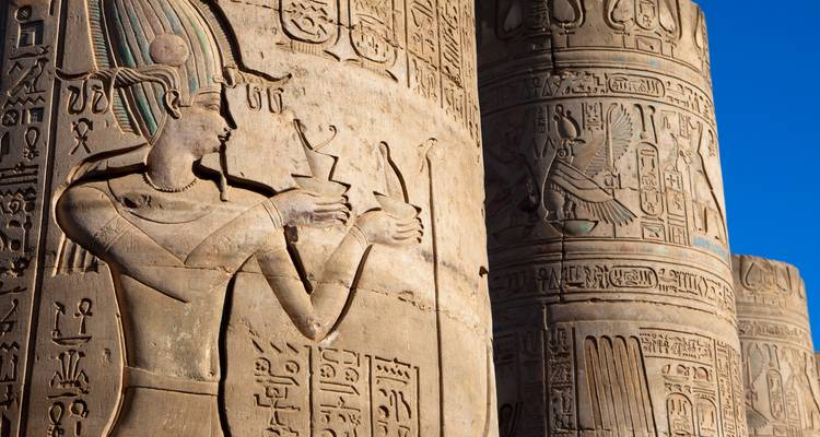 Detaillierte Hieroglyphen und Reliefs an massiven Sandsteinsäulen im Kom-Ombo-Tempel.