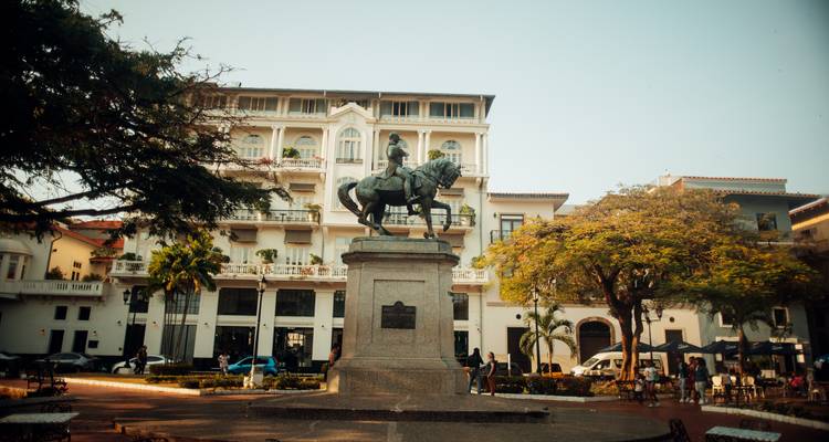 Reiterstatue auf einem grünen Kolonialplatz, umgeben von eleganten historischen Gebäuden