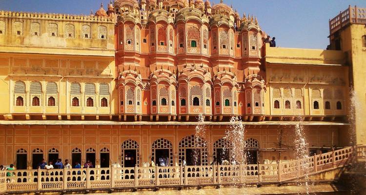Façade ornée du Hawa Mahal, le Palais des Vents, resplendissant dans la lumière matinale à Jaipur.
