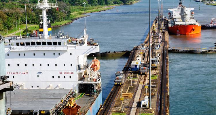 Luchtfoto van vrachtschepen die door het sluissysteem van het Panamakanaal varen.