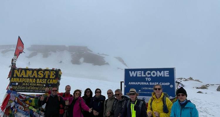 Vue rapprochée de randonneurs se tenant la main dans des conditions brumeuses au camp de base de l'Annapurna