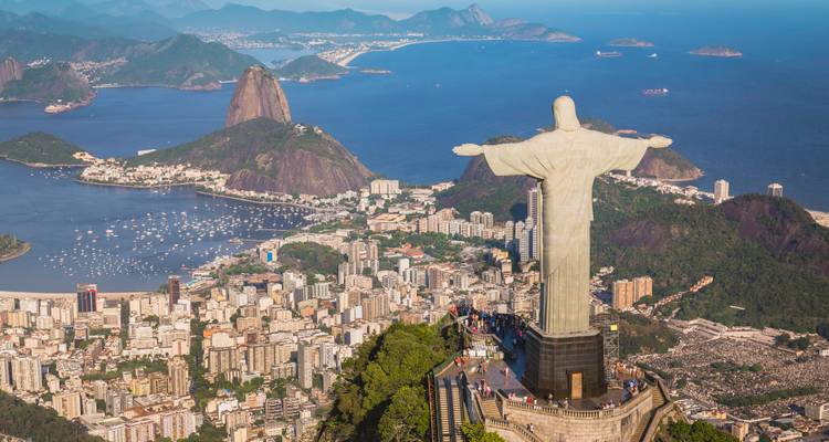 Iconisch luchtfoto van Rio de Janeiro met het Christus het Verlosser standbeeld dat uitkijkt over de stad en de baai.
